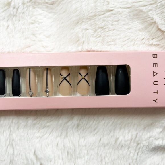 Tip Beauty Matte Grey Coffin With Stripe‎ And Criss Cross Nude Accent Nails - Picture 4 of 4